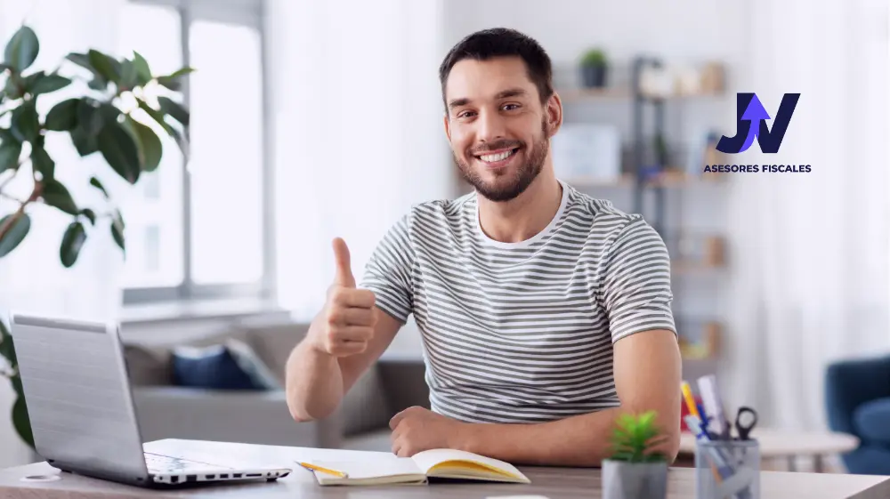 Freelancer contento porque entendió qué es RESICO BLOG JV Asesores Fiscales